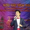 Thí sinh Nguyễn Khắc Hòa, giải nhất đơn ca nam. (Ảnh: Hồng Quân/TTXVN)