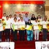 Tập thể và cá nhân có thành tích trong phong trào xây dựng nông thôn mới giai đoạn 2016-2018 nhận bằng khen. (Ảnh : Nguyễn Văn Việt/TTXVN)