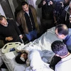 Thủ tướng Ai Cập Mostafa Madbouli (thứ 2, phải) và Bộ trưởng Y tế Hala Zayed (phải) tới bệnh viện ở quận Al-Haram thăm nạn nhân người Việt bị thương trong vụ xe chở khách du lịch trúng bom ở tỉnh Ginza chiều tối 28/12/2018. (Ảnh: AFP/TTXVN)