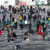 Du khách tham gia Lễ hội câu cá trên băng ở Hwacheon, Hàn Quốc ngày 5/1. (Ảnh: THX/TTXVN)