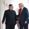 Nhà lãnh đạo Triều Tiên Kim Jong-un (trái) trong cuộc gặp thượng đỉnh với Tổng thống Mỹ Donald Trump tại Singapore ngày 12/6/2018. (Ảnh: EPA/TTXVN)
