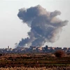 Khói bốc lên sau các cuộc không kích tại tỉnh Deir Ezzor, miền đông Syria ngày 15/12/2018. (Ảnh: AFP/TTXVN)
