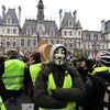 Người biểu tình "Áo vàng" tập trung tại thủ đô Paris, Pháp, ngày 5/1. (Ảnh: AFP/TTXVN)