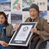 Cụ ông Masazo Nonaka (phải) người Nhật Bản được tổ chức Kỷ lục Guinness Thế giới trao bằng chứng nhận "người đàn ông sống thọ nhất trên thế giới" tại buổi lễ diễn ra ở quê nhà Hokkaido vào ngày 10/4/2018. (Nguồn: AFP/TTXVN)