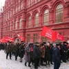 Dòng người mang hoa và biểu ngữ vào viếng Lăng V.I.Lenin. (Ảnh: Tâm Hằng/TTXVN)