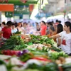 Người dân mua sắm tại một khu chợ ở Hải Nam của Trung Quốc. (Ảnh: AFP/TTXVN)