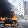 Hiện trường vụ nổ phía trước Ngân hàng Premier ở thủ đô Mogadishu, Somalia ngày 23/1 vừa qua. (Ảnh: AFP/TTXVN)