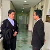 Đại diện Đại sứ quán Việt Nam tại Malaysia trao đổi với luật sư bào chữa cho Đoàn Thị Hương. (Ảnh: Hoàng Nhương/Vietnam+)