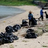 Công nhân dọn rác được dạt vào bờ trên bãi biển Nim Shue Wan, đảo Lantau của Hong Kong. (Nguồn: Reuters/Chinadaily)