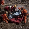Lực lượng cứu hộ chuyển thi thể nạn nhân trong vụ vỡ đập hồ chứa chất thải tại thị trấn Brumadinho, bang Minas Gerais, Brazil, ngày 28/1 vừa qua. (Ảnh: AFP/TTXVN)