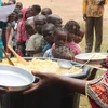Trẻ em chờ nhận khẩu phần ăn do Chương trình Lương thực Thế giới (WFP) cung cấp tại một trường học ở Bangui, Công hòa Trung Phi. (Ảnh: AFP/TTXVN)