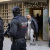 Cảnh sát bắt giữ nghi can trong chiến dịch truy quét khủng bố tại Barcelonia của Tây Ban Nha, ngày 15/1 vừa qua. (Ảnh: AFP/TTXVN)