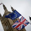 Cờ Anh (phía dưới) và cờ EU (phía trên) bên ngoài tòa nhà Quốc hội Anh ở thủ đô London. (Nguồn: THX/ TTXVN)
