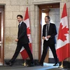 Thủ tướng Canada Justin Trudeau trên đường tới cuộc họp nội các năm ngoái với cố vấn cấp cao của ông, Gerald Butts. (Nguồn: The Canadian Press)