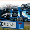 Một phương tiện vận chuyển chở đầy xe Honda rời khỏi nhà máy của nhà sản xuất ôtô ở Swindon của Anh. (Nguồn: AFP)