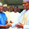 Tổng thống Nigeria Muhammadu Buhari (phải) và lãnh đạo đối lập Atiku Abubakar (trái) tại một cuộc gặp. (Ảnh: EPA/TTXVN)