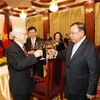 Tổng Bí thư, Chủ tịch nước Lào Bounhang Volachith nâng cốc chúc mừng Tổng Bí thư, Chủ tịch nước Nguyễn Phú Trọng. (Ảnh: Trí Dũng/TTXVN)
