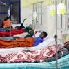 Điều trị cho các nạn nhân ngộ độc rượu tại bệnh viện ở bang Assam, Ấn Độ ngày 22/2 vừa qua. (Ảnh: THX/TTXVN)