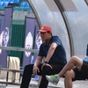 Huấn luyện viên trưởng U22 Việt Nam Nguyễn Quốc Tuấn (đội mũ). (Ảnh: Tuấn Cương/TTXVN)
