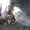 Xe tải chở hàng nhân đạo bị đốt tại khu vực biên giới giữa Venezuela và Colombia ngày 23/2. (Ảnh: AFP/TTXVN)