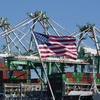 Vận chuyển hàng hóa tại Cảng Long Beach ở Los Angeles, bang California, Mỹ. (Ảnh: AFP/TTXVN)