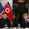 Tổng thống Mỹ Donald Trump nói chuyện với nhà lãnh đạo Triều Tiên Kim Jong-un khi ngồi ăn tối tại khách sạn Sofitel Legend Metropole ở Hà Nội ngày 27/2. (Nguồn: AFP)