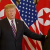 Tổng thống Mỹ Donald Trump và Chủ tịch Triều Tiên Kim Jong-un sau khi bắt tay nhau - cái bắt tay lịch sử tại Hà Nội. (Ảnh: TTXVN)
