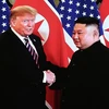 Tổng thống Mỹ Donald Trump và Chủ tịch Triều Tiên Kim Jong-un bắt tay nhau - cái bắt tay lịch sử tại Hà Nội. (Ảnh: TTXVN)
