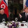 Tổng thống Mỹ Donald Trump (phải) và Chủ tịch Triều Tiên Kim Jong-un dùng bữa tối thân mật ở Hà Nội ngày 27/2. (Ảnh: AFP/TTXVN)