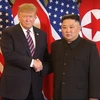 Tổng thống Mỹ Donald Trump và Chủ tịch Triều Tiên Kim Jong-un bắt tay nhau - cái bắt tay lịch sử tại Hà Nội. (Ảnh: TTXVN phát)