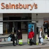 Người dân mua sắm tại siêu thị Sainsbury ở Stockport của Anh. (Ảnh: AFP/TTXVN)