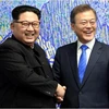 Tổng thống Hàn Quốc Moon Jae-in bắt tay với nhà lãnh đạo Triều Tiên Kim Jong-un trong cuộc gặp tại Nhà Hòa bình tại làng đình chiến Panmunjom, Hàn Quốc, ngày 27/4/2018. (Nguồn: Reuters)