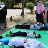 Sơ cứu các nạn nhân nghi bị ngộ độc khí tại Pasir Gudang, bang Johor của Malaysia ngày 7/3 vừa qua. (Ảnh: Bernama/TTXVN)