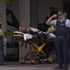 Chuyển nạn nhân bị thương trong vụ xả súng tại đền thờ Hồi giáo ở Christchurch tới bệnh viện, ngày 15/3. (Ảnh: AFP/TTXVN)