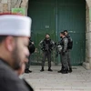 Cảnh sát gác ở một trong những lối vào của khu đền Núi ở thành phố cổ Jerusalem sau khi đóng cửa địa điểm này vào ngày 12/3 vừa qua. (Nguồn: AFP)