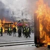 Nhiều cửa hàng trên đại lộ Champs-Elysees ở thủ đô Paris bị những người biểu tình " Áo vàng" đốt phá ngày 16/3 vừa qua. (Ảnh: Kyodo/TTXVN)