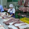 Chế biến thịt lợn tại nhà máy của Công ty Cổ phần Công nghệ thực phẩm Vinh Anh, huyện Thường Tín, Hà Nội. (Ảnh: Vũ Sinh/TTXVN)