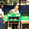 Cử tri bỏ phiếu tại một điểm bầu cử ở Bangkok của Thái Lan, ngày 24/3. (Ảnh: THX/TTXVN)