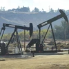 Giàn khoan hoạt động tại giếng dầu của Tập đoàn Chevron ở Bakersfield, Californi của Mỹ. (Ảnh: AFP/TTXVN)