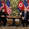 Tổng thống Mỹ Donald Trump (phải) và Chủ tịch Triều Tiên Kim Jong-un trong cuộc gặp riêng tại ngày làm việc thứ hai của Hội nghị thượng đỉnh Mỹ-Triều lần hai ở Hà Nội, ngày 28/2 vừa qua. (Ảnh: Yonhap/TTXVN)