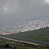 Hàng rào ngăn cách khu vực Cao nguyên Golan do Israel chiếm đóng, gần thị trấn Majdal Shams, với Syria, ngày 25/3. (Ảnh: AFP/TTXVN)
