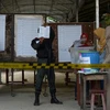 Nhân viên an ninh và nhân viên bầu cử Thái Lan kiểm kết quả bỏ phiếu tại một điểm bầu cử ở Narathiwat ngày 24/3 vừa qua. (Ảnh: AFP/TTXVN) 