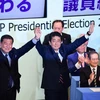 Thủ tướng Nhật Bản Shinzo Abe (giữa) chia vui cùng các thành viên Đảng LDP sau khi ông tái đắc cử chức Chủ tịch đảng tại Tokyo. (Ảnh: AFP/TTXVN)