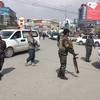 Lực lượng an ninh Afghanistan gác tại hiện trường một vụ nổ ở Kabul. (Ảnh: AFP/TTXVN)