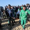 Nhân viên y tế chuyển người biểu tình Palestine bị thương tại Dải Gaza, ngày 19/3 vừa qua. (Ảnh: THX/TTXVN)
