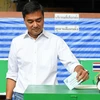 Cựu Thủ tướng Thái Lan Abhisit Vejjajiva, lãnh đạo đảng Dân chủ, bỏ phiếu tổng tuyển cử tại điểm bầu cử ở Bangkok ngày 24/3 vừa qua. (Ảnh: AFP/TTXVN)