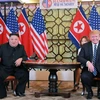 Tổng thống Mỹ Donald Trump (phải) và nhà lãnh đạo Triều Tiên Kim Jong-un (trái) tại cuộc gặp ở Hà Nội ngày 28/2 vừa qua. (Ảnh: AFP/TTXVN)