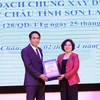 Thứ trưởng Bộ Xây dựng Phan Thị Mỹ Linh trao giao hồ sơ đồ án Quy hoạch chung xây dựng Khu du lịch quốc gia Mộc Châu cho Phó Chủ tịch tỉnh Sơn La Lê Hồng Minh. (Ảnh: Nguyễn Cường/TTXVN)