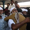 Các ngư dân Ấn Độ được trả tự do gặp lại người thân tại Karachi ngày 10/8/2018. (Ảnh: AFP/TTXVN)