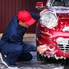 Ngăn chặn tình trạng bóc lột sức lao động tại điểm rửa xe ôtô. (Nguồn: dailymail)